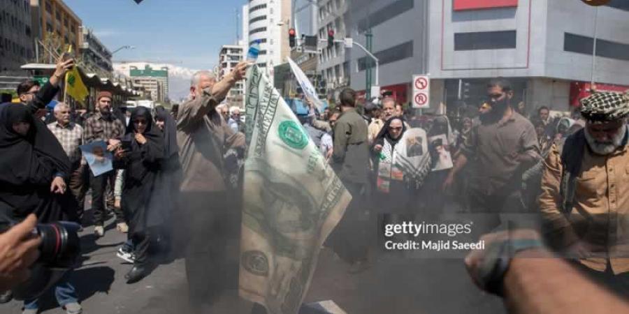 انتقام از دلار. آتش زدن دلار هم به آتش زدن پرچم های اسرائیل و آمریکا در مراسم حکومتی روز قدس در تهران اضافه شد!
